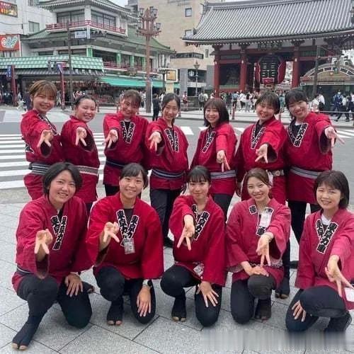 日本“骆驼祥子”
又一个行业卷起来了，东京人力车妹人数逐渐增加，本来男车夫已开始