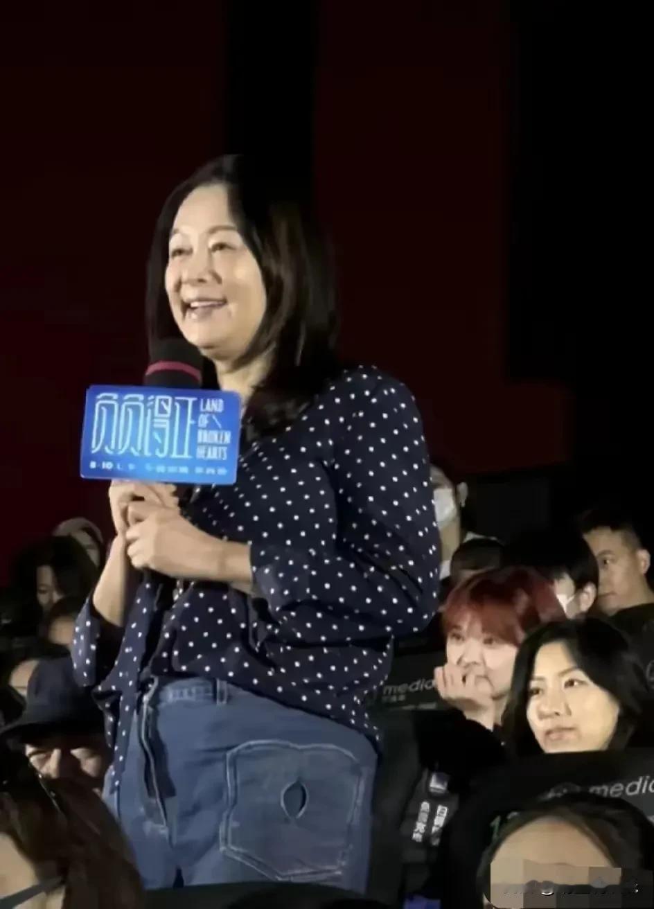 怎敢相信这位曾是倾国倾城，姿容绝尘的“内地第一美女”。
如今却皮肤松弛，虎背熊腰