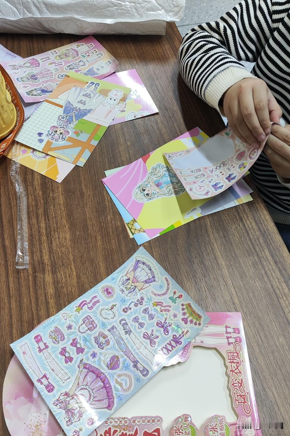 现在的小孩真幸福，有用不完的贴纸而且都很美。小时候要是能拥有一张公主的换装贴纸在