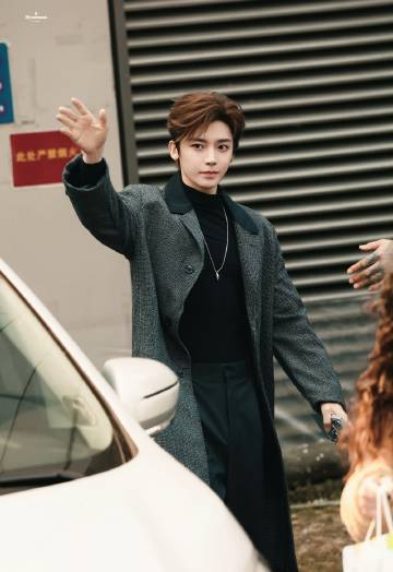 娜扎侯明昊hi6上班路透娜扎hi6上班娜扎侯明昊hi6上班路透，好美的两张脸 