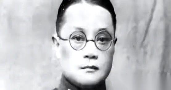 1949年，川军大佬潘文华发现，睡在自己枕边的七姨太，是个特务。
这事儿放谁身上