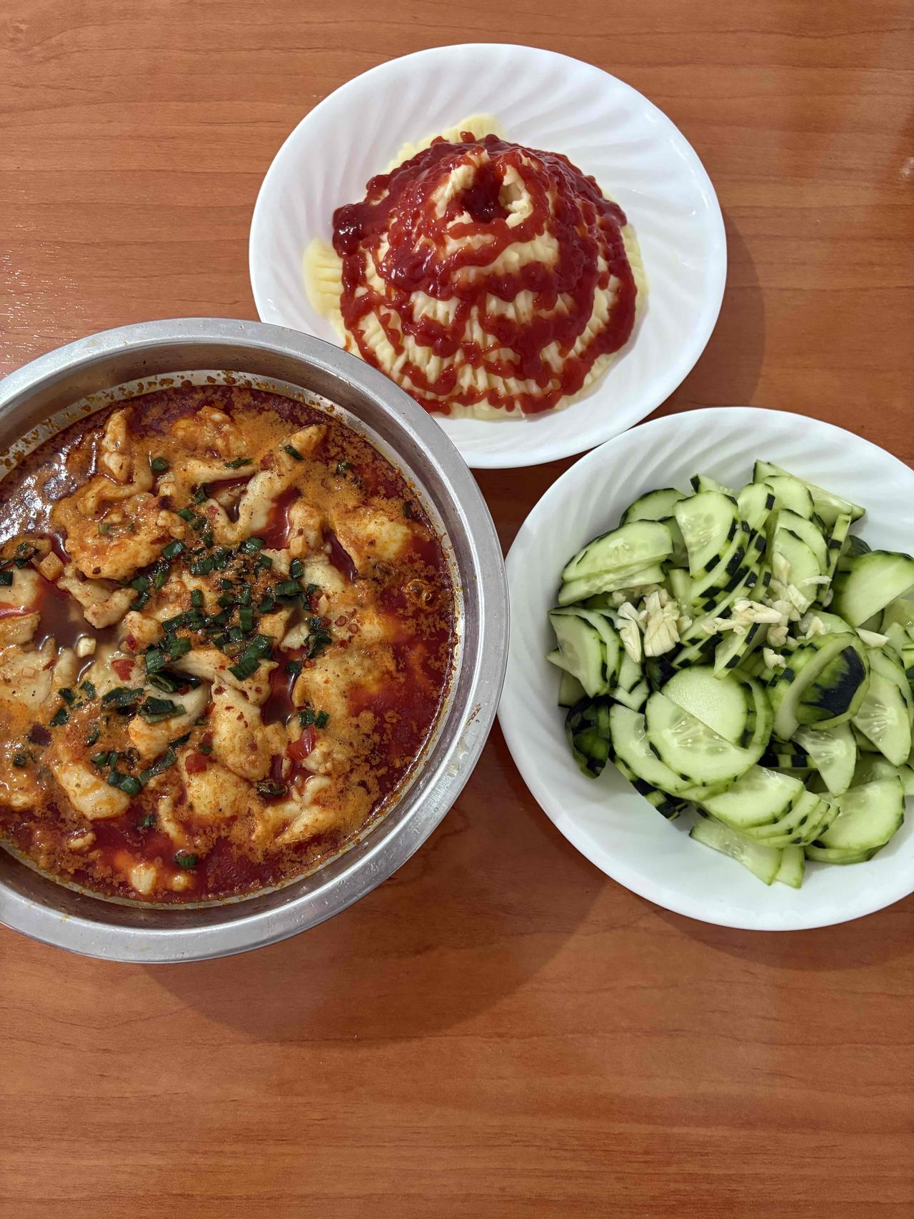 水煮鱼，土豆泥，拌黄瓜，简单好做，好吃下饭晒图笔记大赛 

水煮鱼先把鱼片剐好，