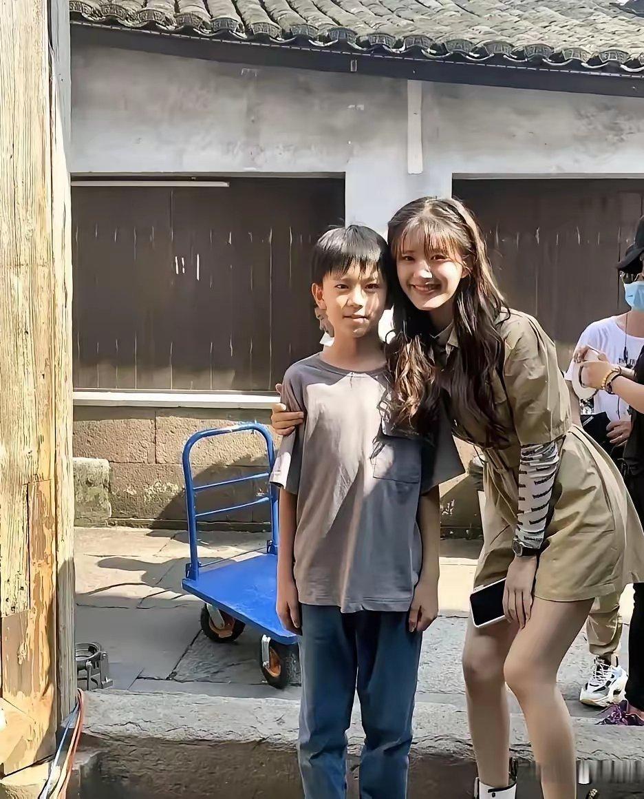 偶遇赵露思，很友好和小朋友互动很圈粉 