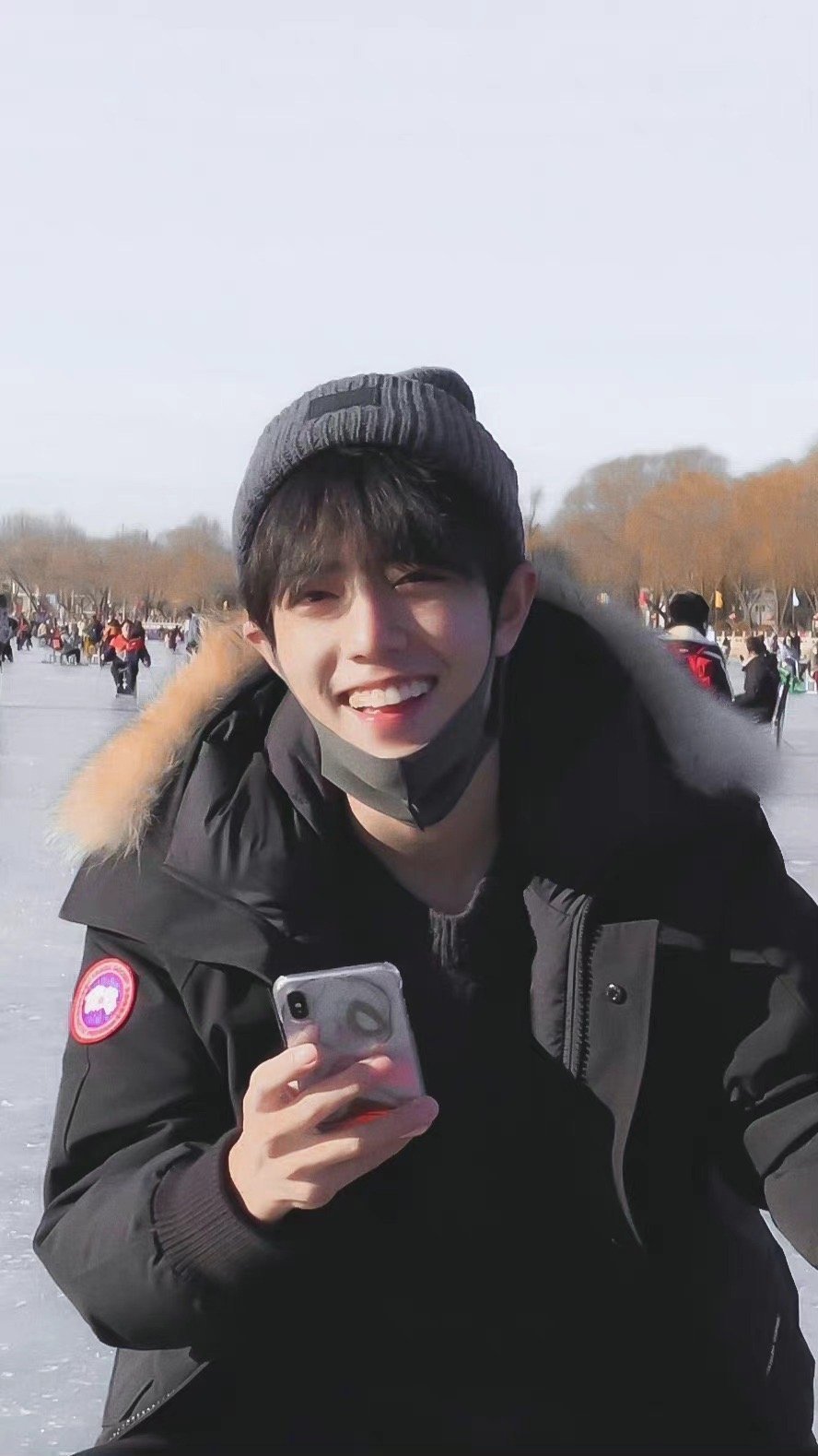 宝宝天冷了，记得加衣服！[太开心]#肖战冬日ootd# #肖战派克工装羽绒服# 