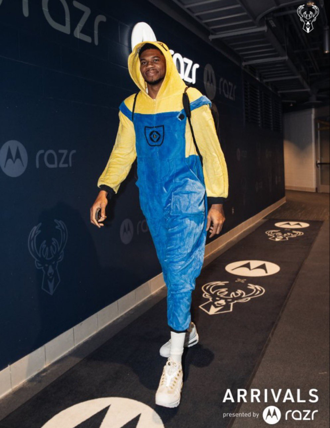 字母哥穿着睡衣来到球馆[doge]这造型 很奇特[doge]勇士vs雄鹿NBA[