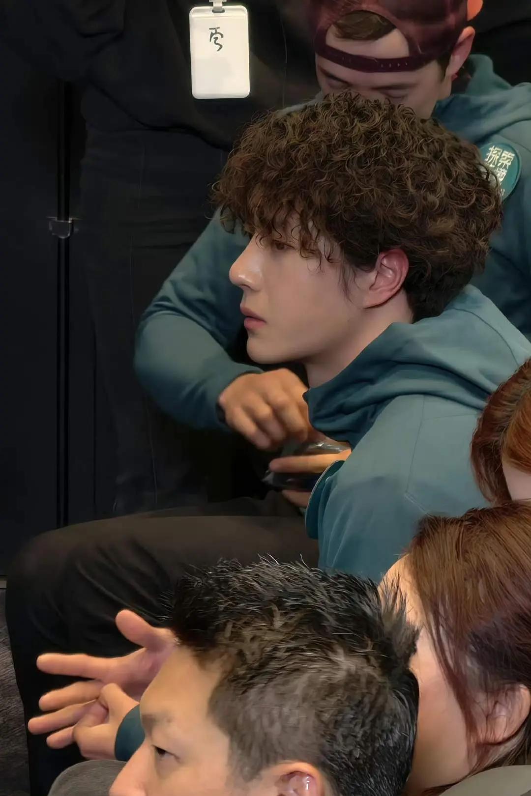 王一博从颜值到状态都是绝佳。 