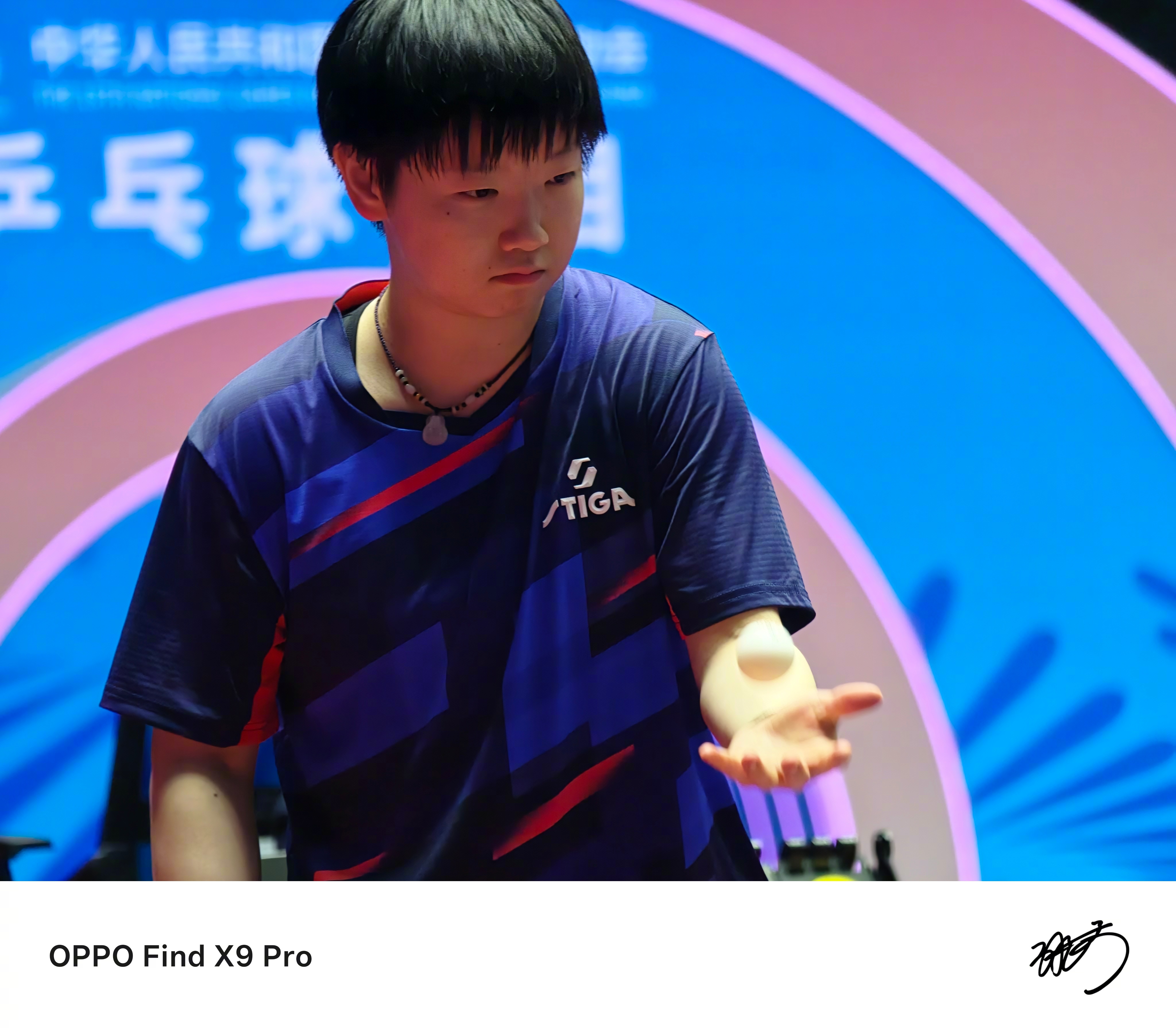 乒乓球拍击出的每一球，与手机快门按下的每一拍，都在记录着赛场内外的精彩瞬间。 谈