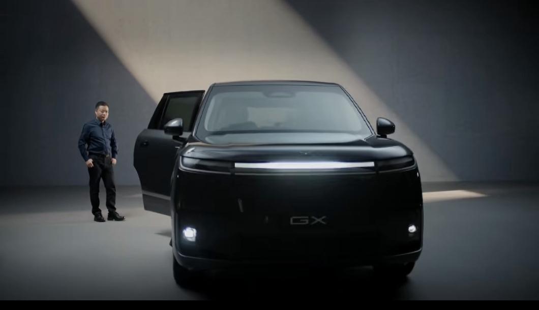 看了小鹏旗舰GX的格调宣传片。

片子里小P回答何小鹏的声音，一下就觉得全片的高