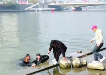 两位65岁老人，短短几分钟救了1条命！