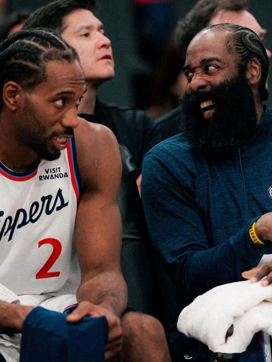 哈登晒照庆新年并送祝福！

今天是美国时间2026年新年，哈登在社交媒体ins上