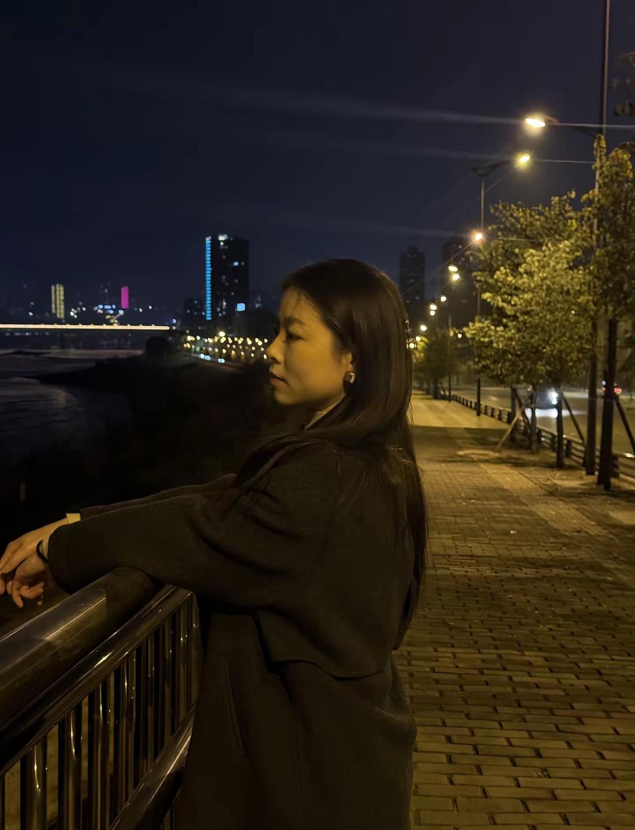 越来越喜欢安稳 每天好好吃饭 吃的饱饱的 也不再想去参与乱七八糟的人和事 太累 