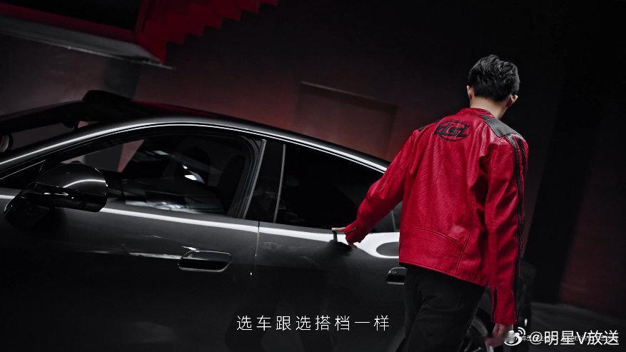 谁能拒绝黄景瑜的黑色座驾 镜头下的高级感，往往源于极致的纯粹。当黄景瑜遇见帕米尔