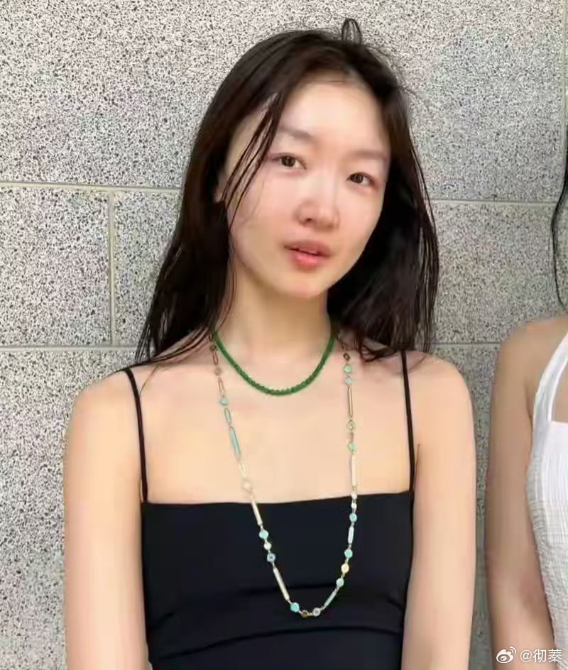 周冬雨现在回来居然变美了，以前是那种未成年长相，说不上丑但也不漂亮 ​ ​​​