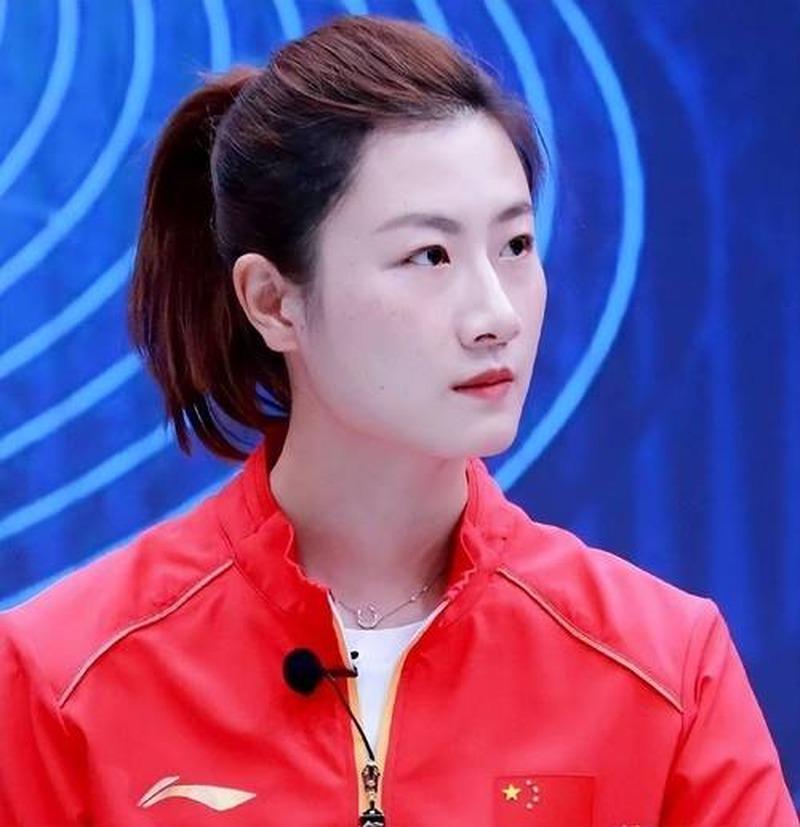 孙颖莎世界第一坐了164周，却连个队长袖标都没有——教练组不是不想给，而是真的不