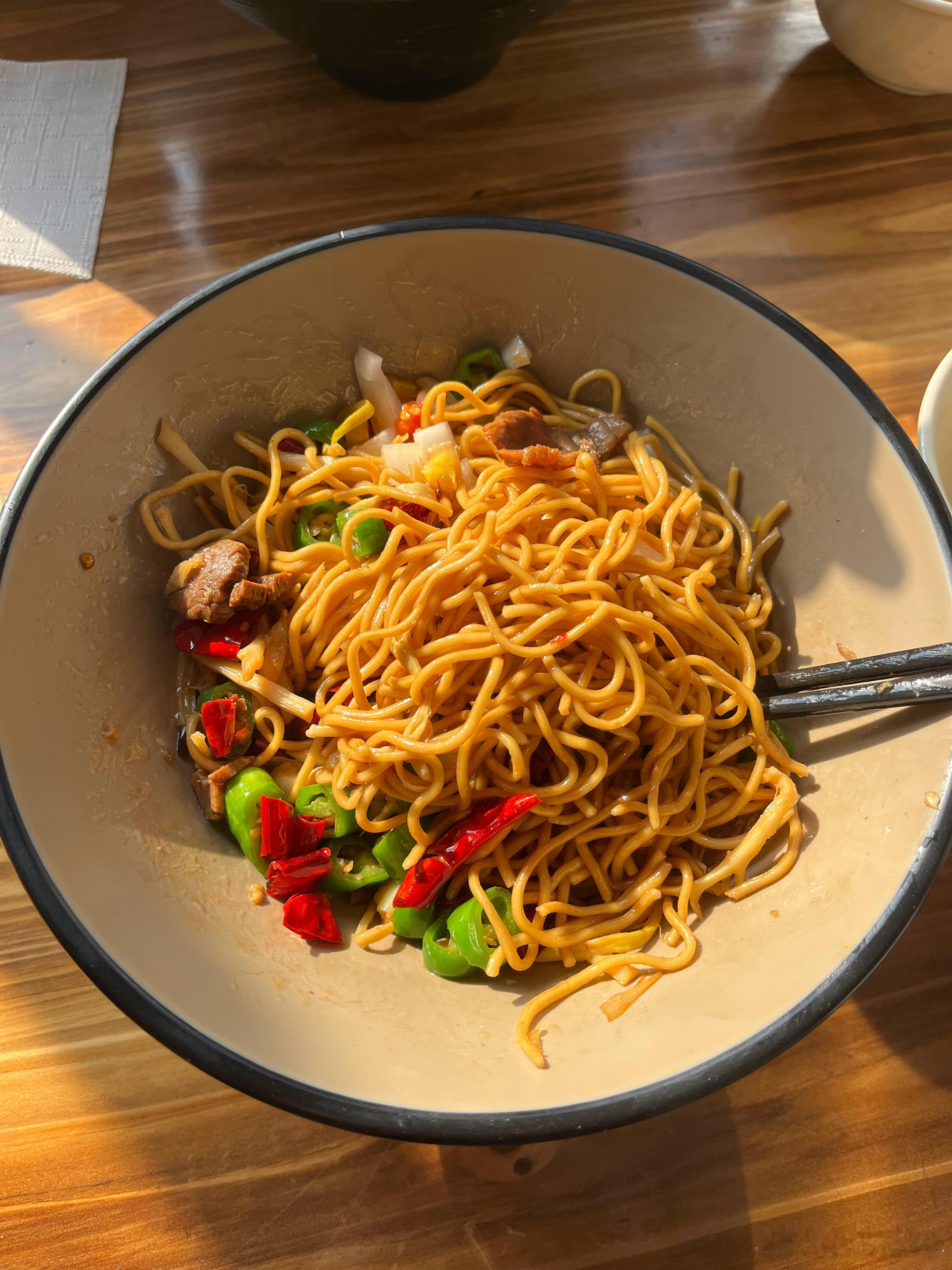 一个火爆的面馆，才十点楼上楼下就坐满了。 南京