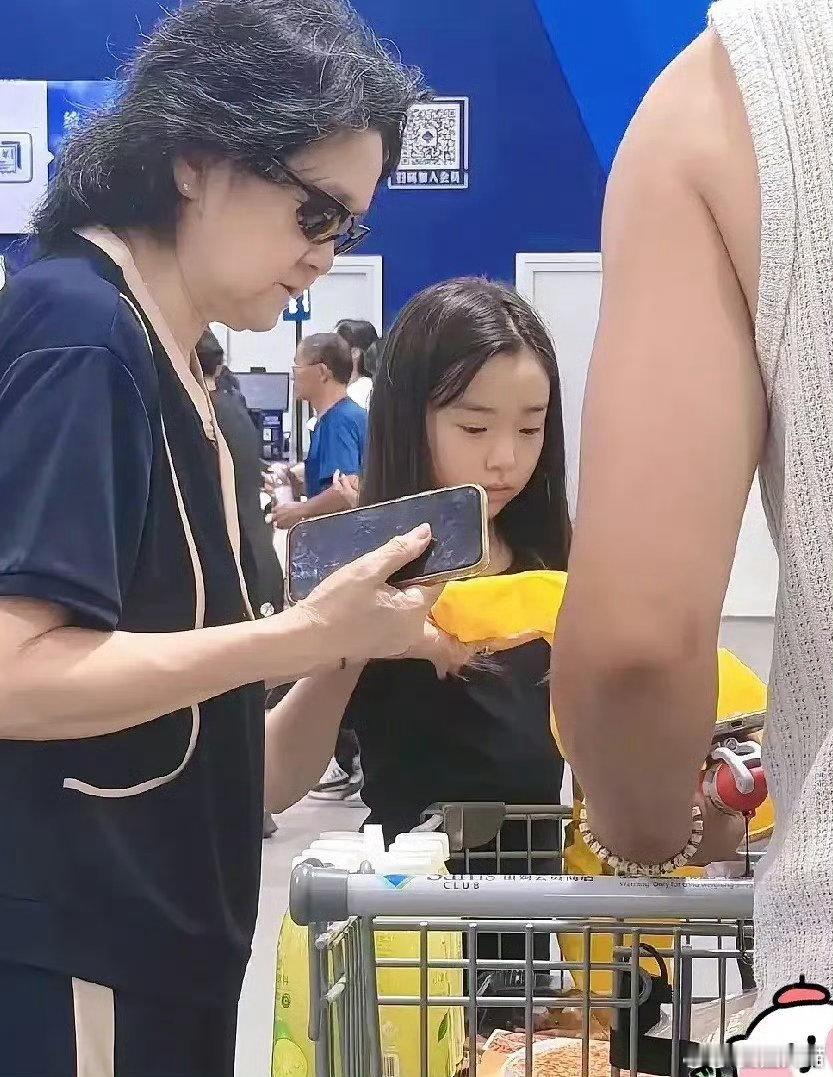 偶遇小酒窝和爸爸奶奶逛超市小酒窝和爸爸奶奶逛超市长辈满心惦记小姑娘，爸爸和奶奶全