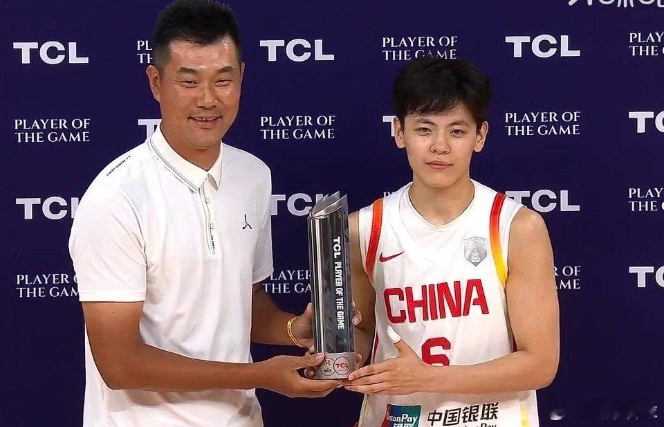 杨舒予本场MVP！广东队名宿王仕鹏给小杨颁奖啦，又帅又能打，这样的小羊怎能让人不