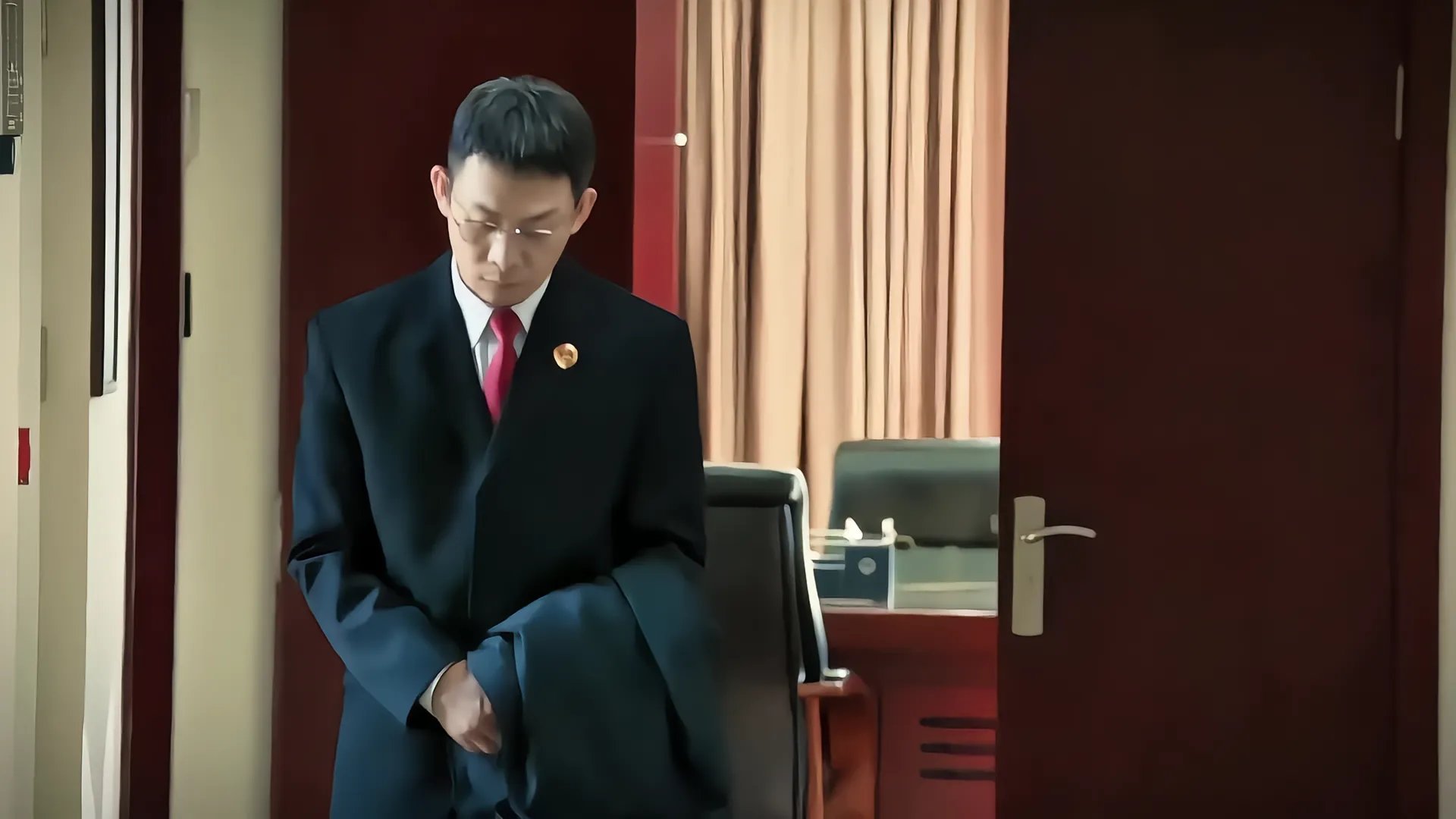 洪亮版楚门的世界一种全世界都在瞒着他的感觉。。。洪亮可怎么办啊，老丈人的话，直接