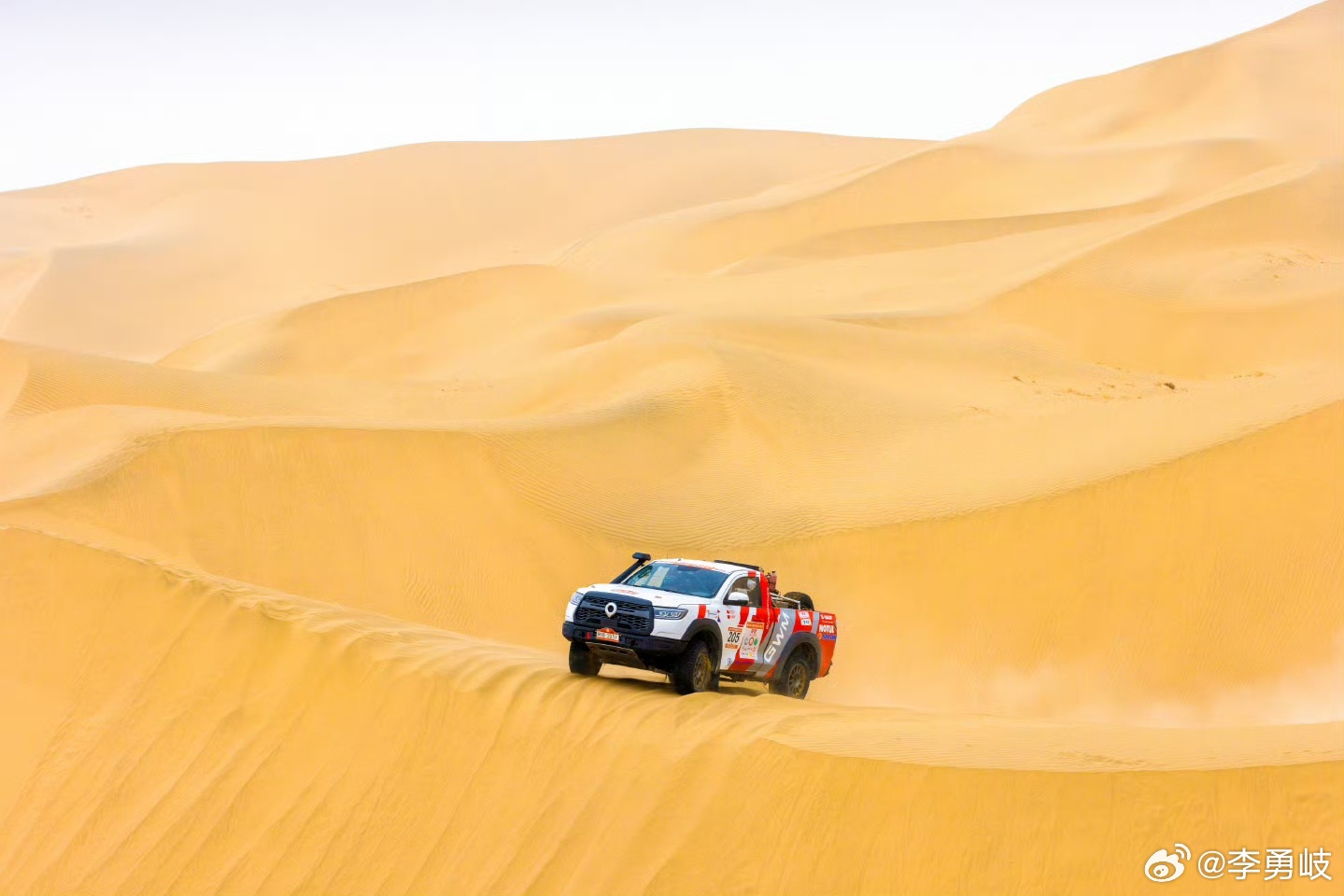 长城汽车官宣将征战2026环塔拉力赛，魏建军为中国赛车在线摇人！据悉，2026年