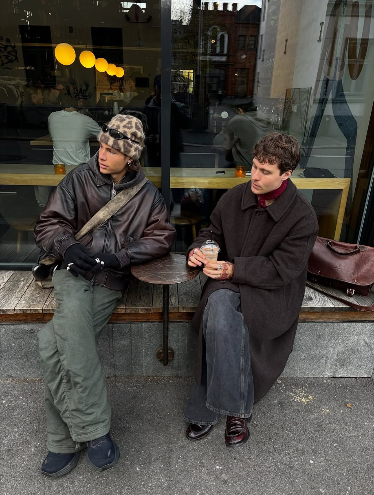 低温天懒人穿搭公式 冬日街头那些看似随性却充满巧思的造型，总能将温度与风度平衡得