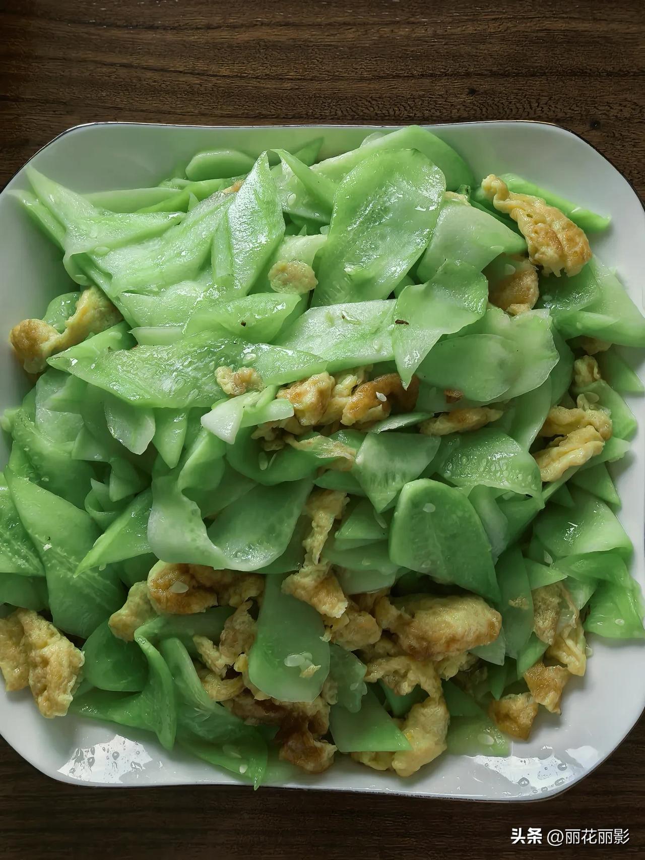 好友们晚上好！新周愉快，晚餐香香！今天的晚餐:
黄瓜炒鸡蛋
拆骨肉
杂粮饭
果盘