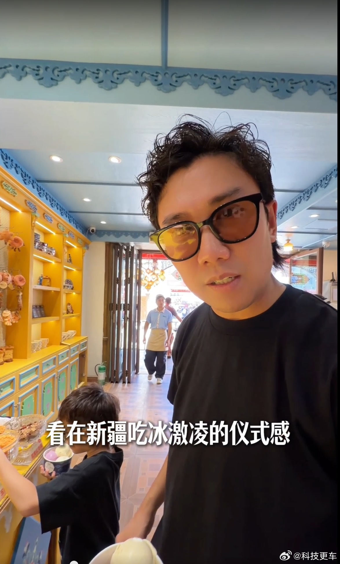 最近那只新疆小羊视频直接出圈了，墨镜围巾造型，路人全愣住。娃、小狗、玩偶加上小羊