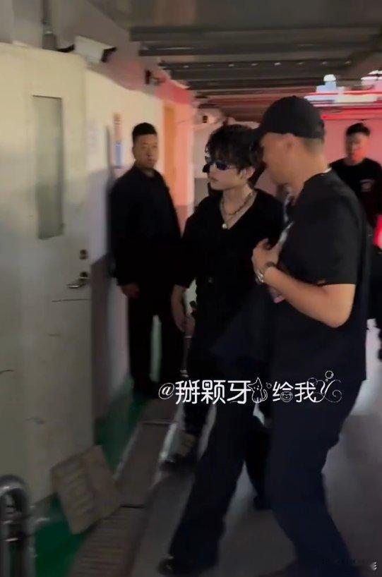 严浩翔新说唱录制下班快来看严浩翔新说唱下班路透！熬了通宵状态都不垮，还换了套超酷