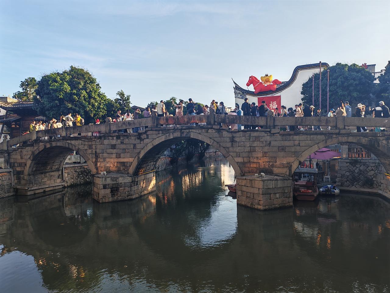 五一第一天，福州上下杭那人气简直爆棚！我一到那就被人潮淹没了。街道上摩肩接踵，店