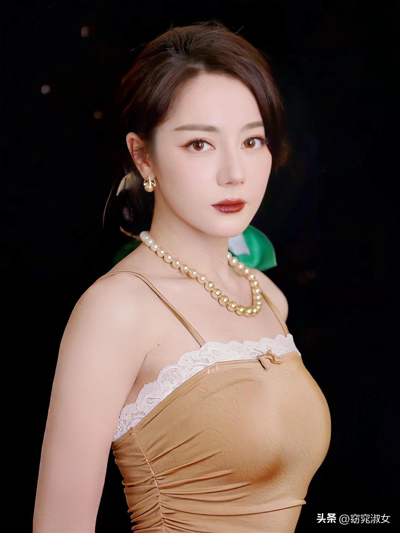 迪丽热巴最新杂志美上热搜！魅惑迷人，高鼻梁性感红唇，太美了。热巴自从换了团队像变