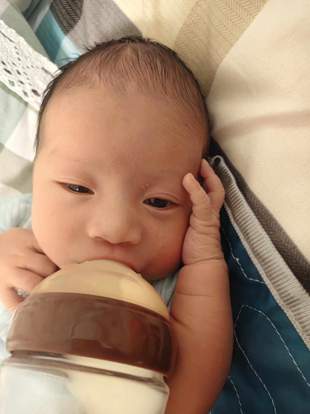 四点半，这是孙宝今晚第二次醒。说也怪了，从不给他吃AD后，晚上真睡得踏实了。
