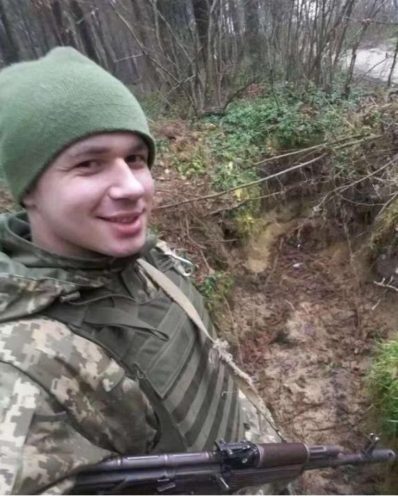 俄乌战争乌克兰第一个英雄称号获得者，这名乌军士兵确实是很有胆色，在俄军大批装甲集