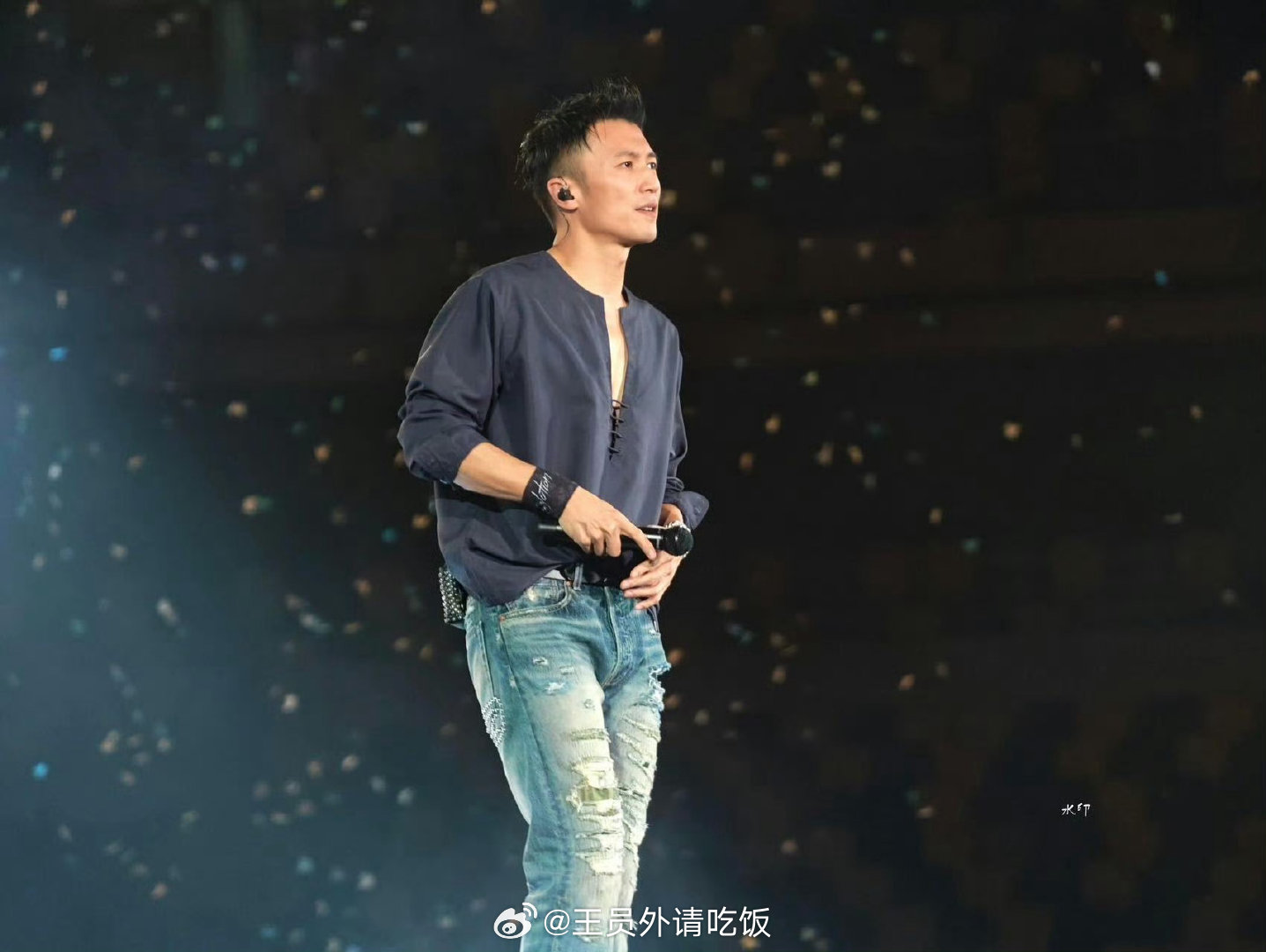 谢霆锋演唱会变大型呲水现场谢霆锋你麦霸吗感受过谢霆锋的演唱会这辈子就定型了一首接