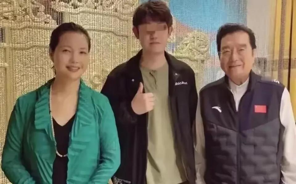 李双江儿子李天一已经去了美国！

2013年2月的一个夜晚，经常一起花天酒地的狐