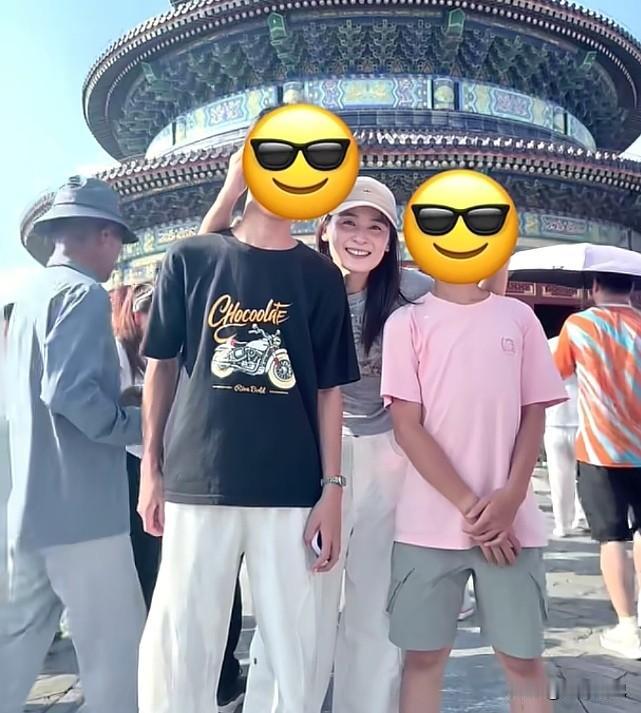 这才是瑾汐的左臂右膀呢，在北京一起游玩时，两个儿子陪伴在她左右，瑾汐开心的合不拢