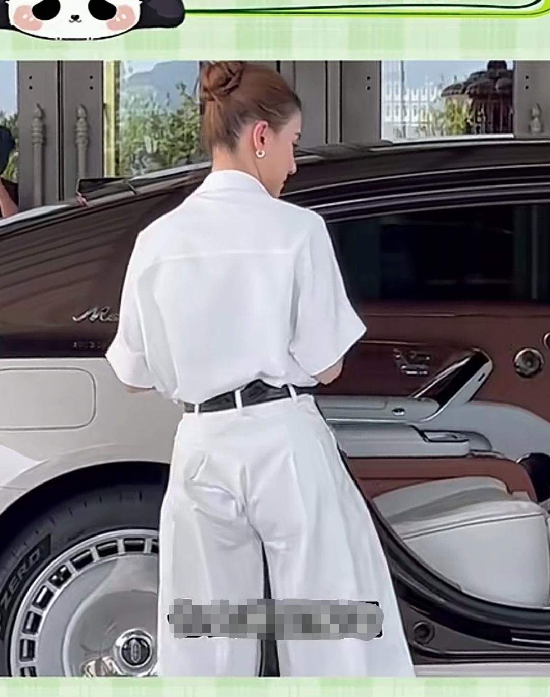 何超莲，裤子上的褶子有点多了。