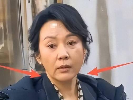 闫妮抓起黄土往脸上抹的时候，整个剧组都屏住了呼吸。
这不是演戏，是撕开一层假面。