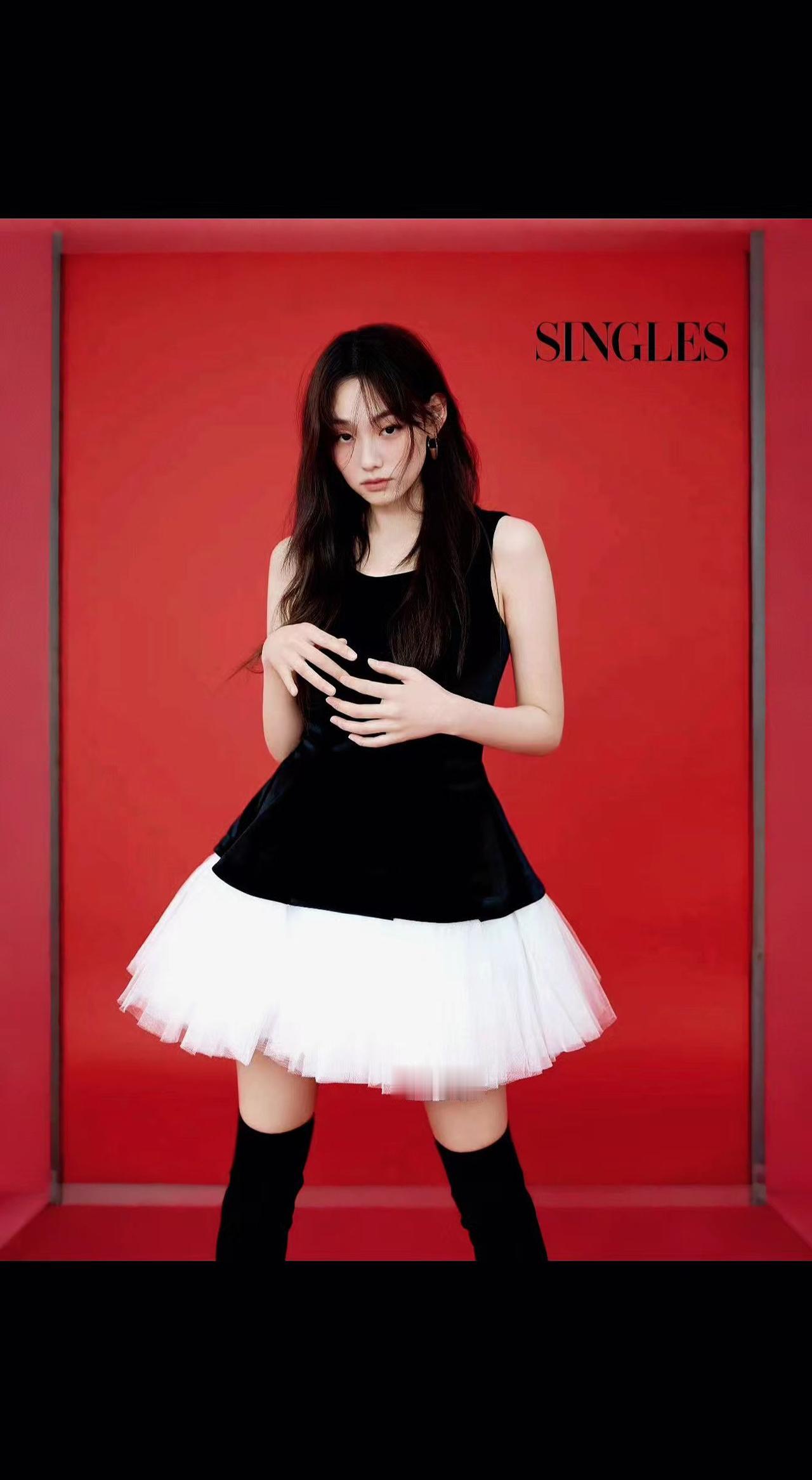 🎬红墙框住黑白碰撞，丝绒与纱裙的材质博弈在镜头里凝固。当"SINGLES"成为