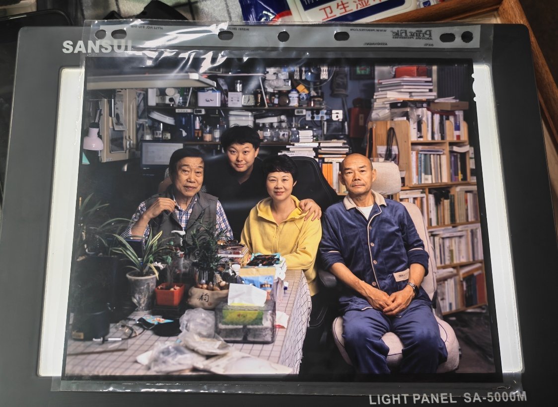 听一首歌，下一罐啤酒，歌声和啤酒都在缓缓流淌……图：8×10反转底片合影  ​​
