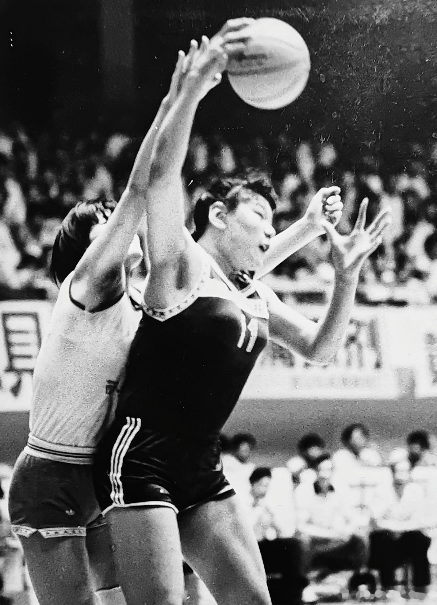 1988年6月23日—29日，武汉国际女篮邀请赛，有美国斯坦福大学队、苏联二队、