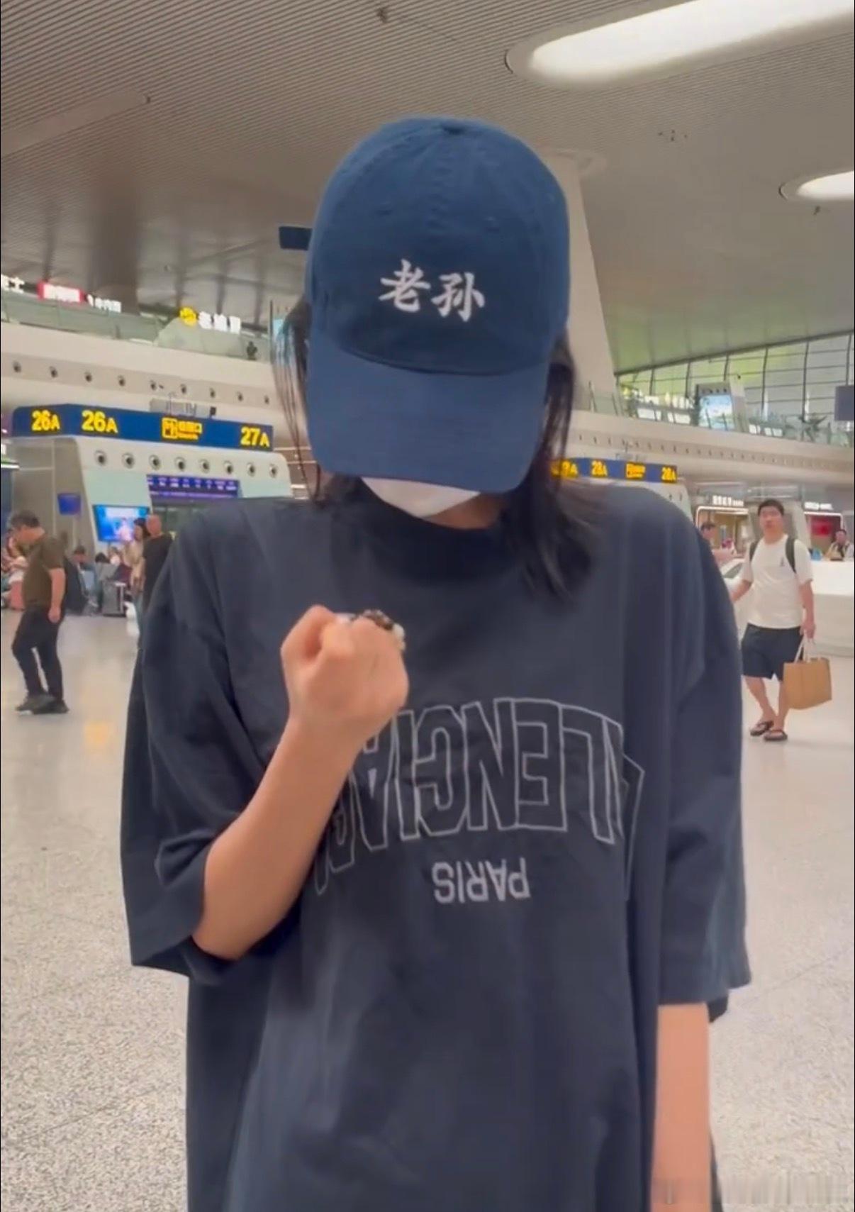 孙怡戴了粉丝送的手链 孙怡戴上粉丝送的手链，真诚又可爱，不过姐姐你的帽子也太有个