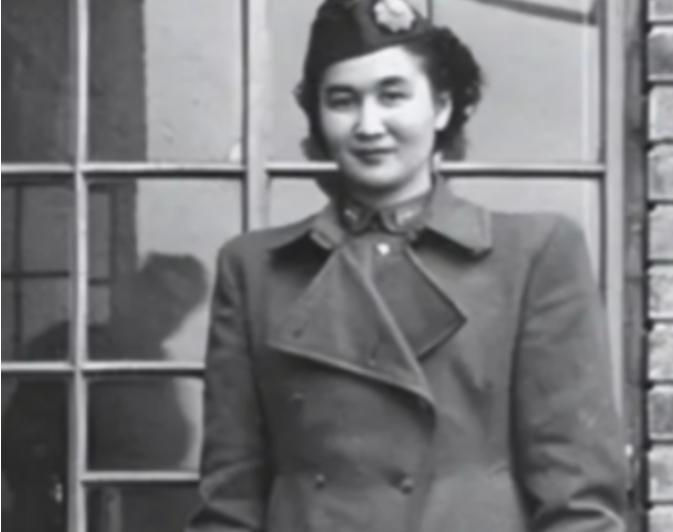 1940年，地下党康乃尔正在茶楼打牌，一个军统美女突然拍了拍他的肩膀，使了个眼色