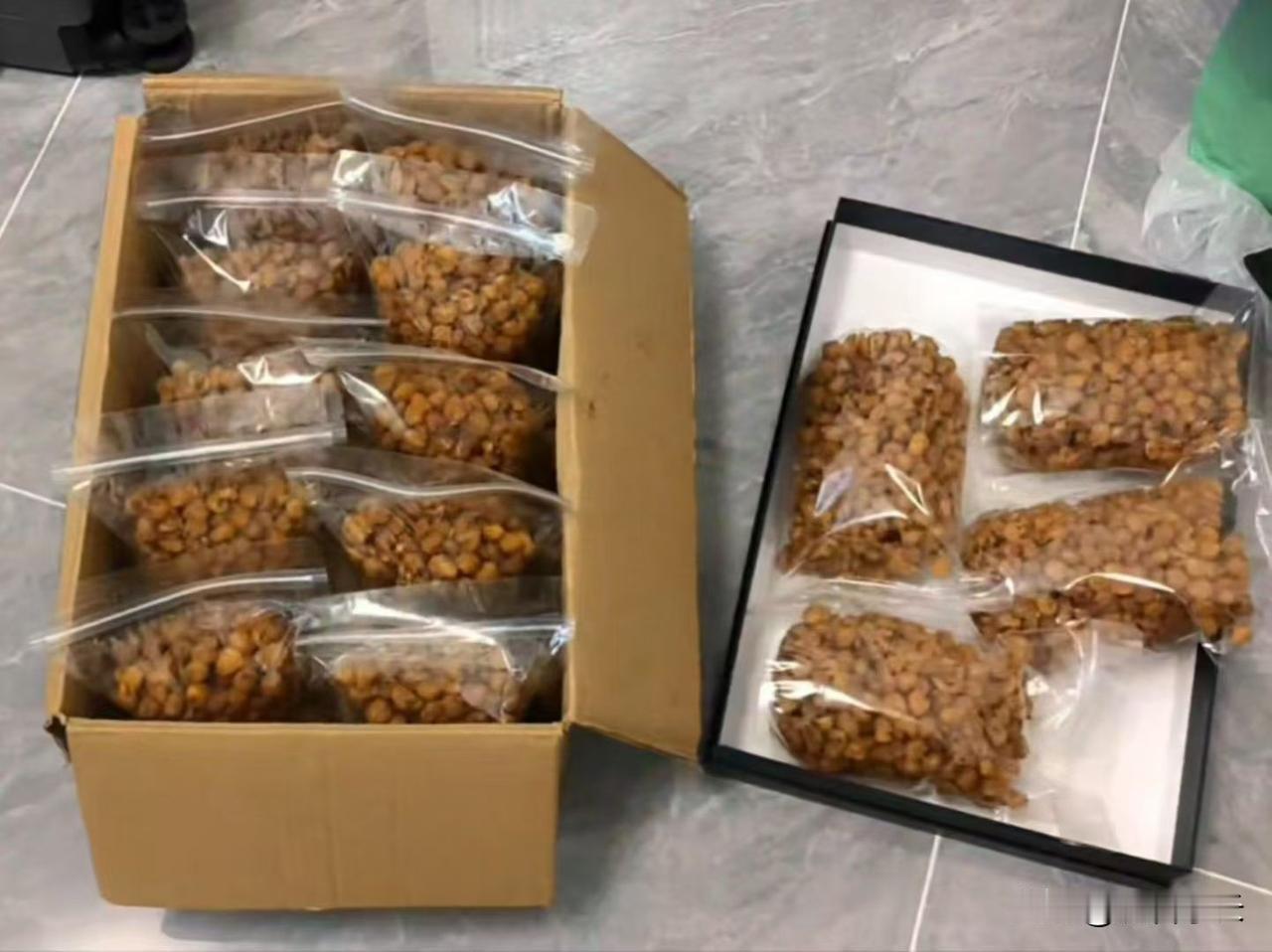 暑假放假和医学生弟弟一起卖龙眼肉（也叫桂圆肉，10斤的龙眼才能烤出1斤的桂圆肉）