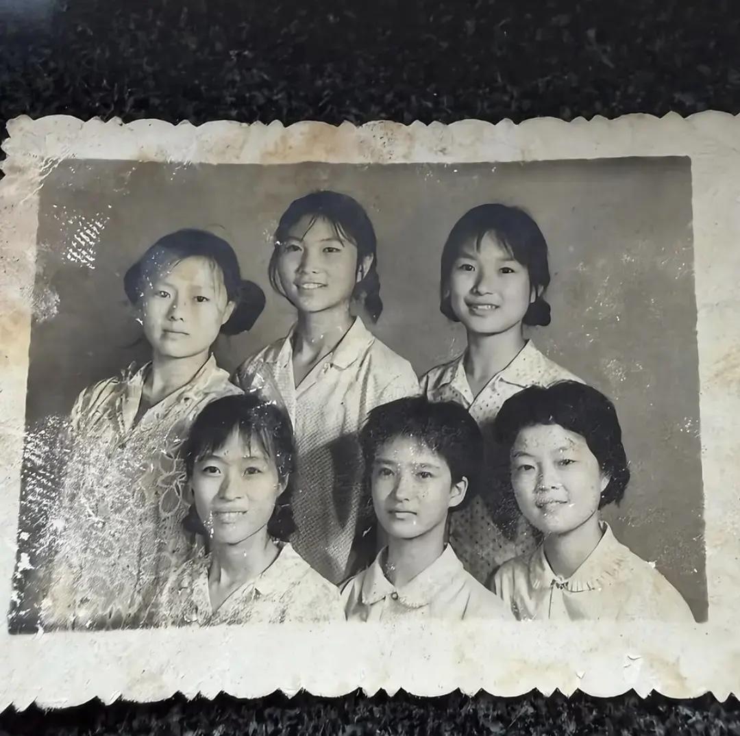 翻到了何晴学生时期的黑白旧照，当年的她留着利落短发，果真像个假小子，和后来的气质