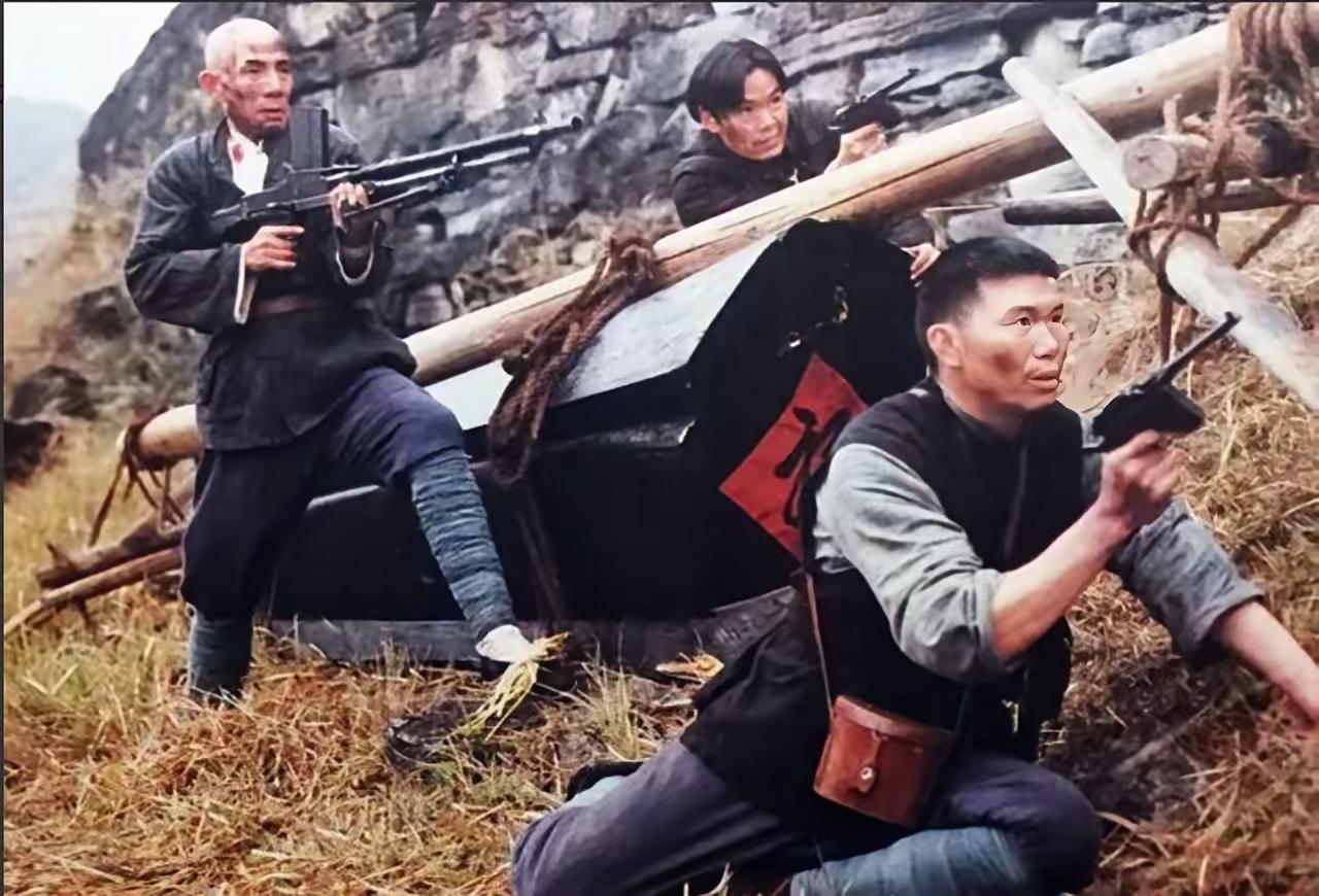 1950年岳阳悍匪街头用餐年岳阳悍匪街头用餐，被路人识破身份，面对追兵，他抄起桌