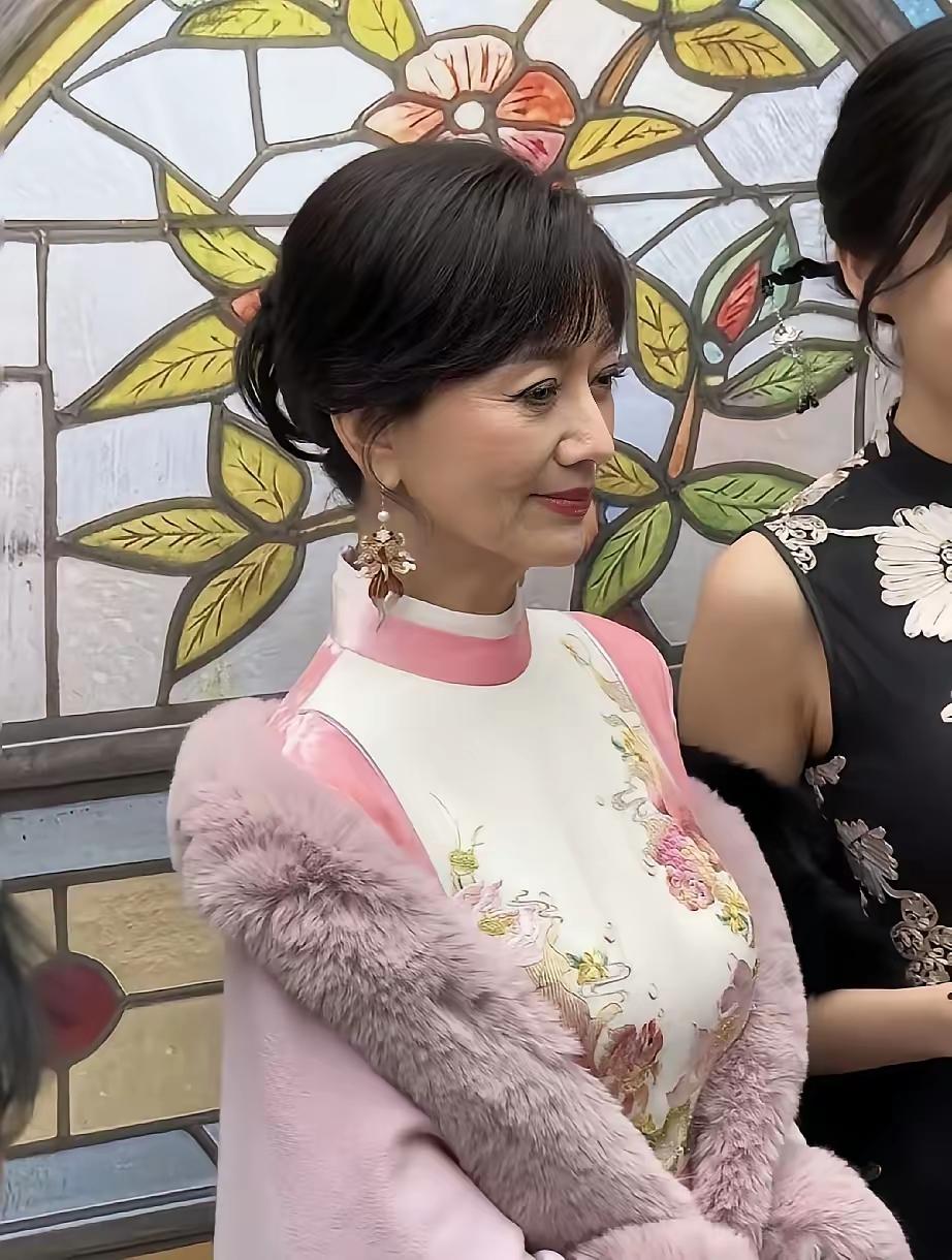 你们认识她吗？
认识她的人最起码有50多岁了，她的身材很苗条，她的演技精湛，绝对