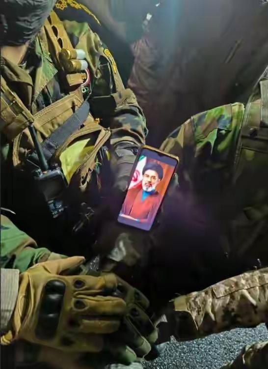 哈梅内伊次子将报杀父之仇，伊朗军方献礼新领袖，炸美军航母基地