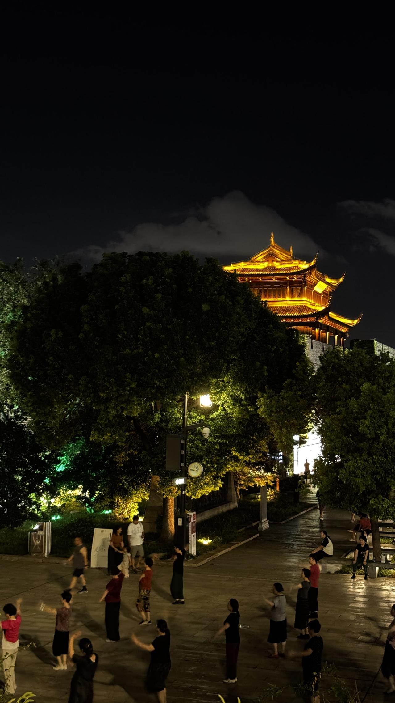分享一下你今天随手拍下的美景城楼流光，市井喧嚣，这就是古城的夜晚。