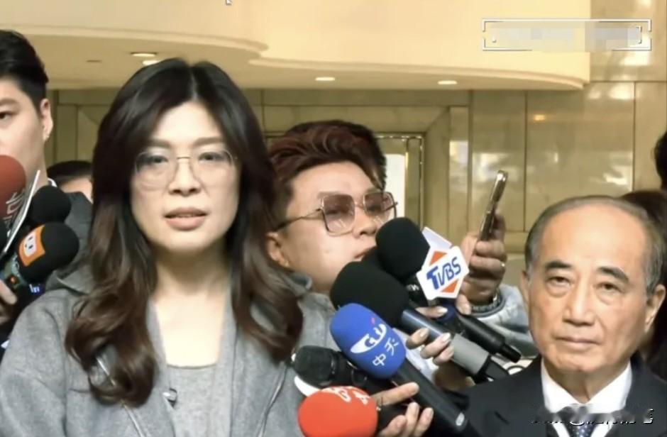 看看王金平与郑丽文在一起接受采访，与他和柯志恩在一起接受采访时的表情。与柯志恩一