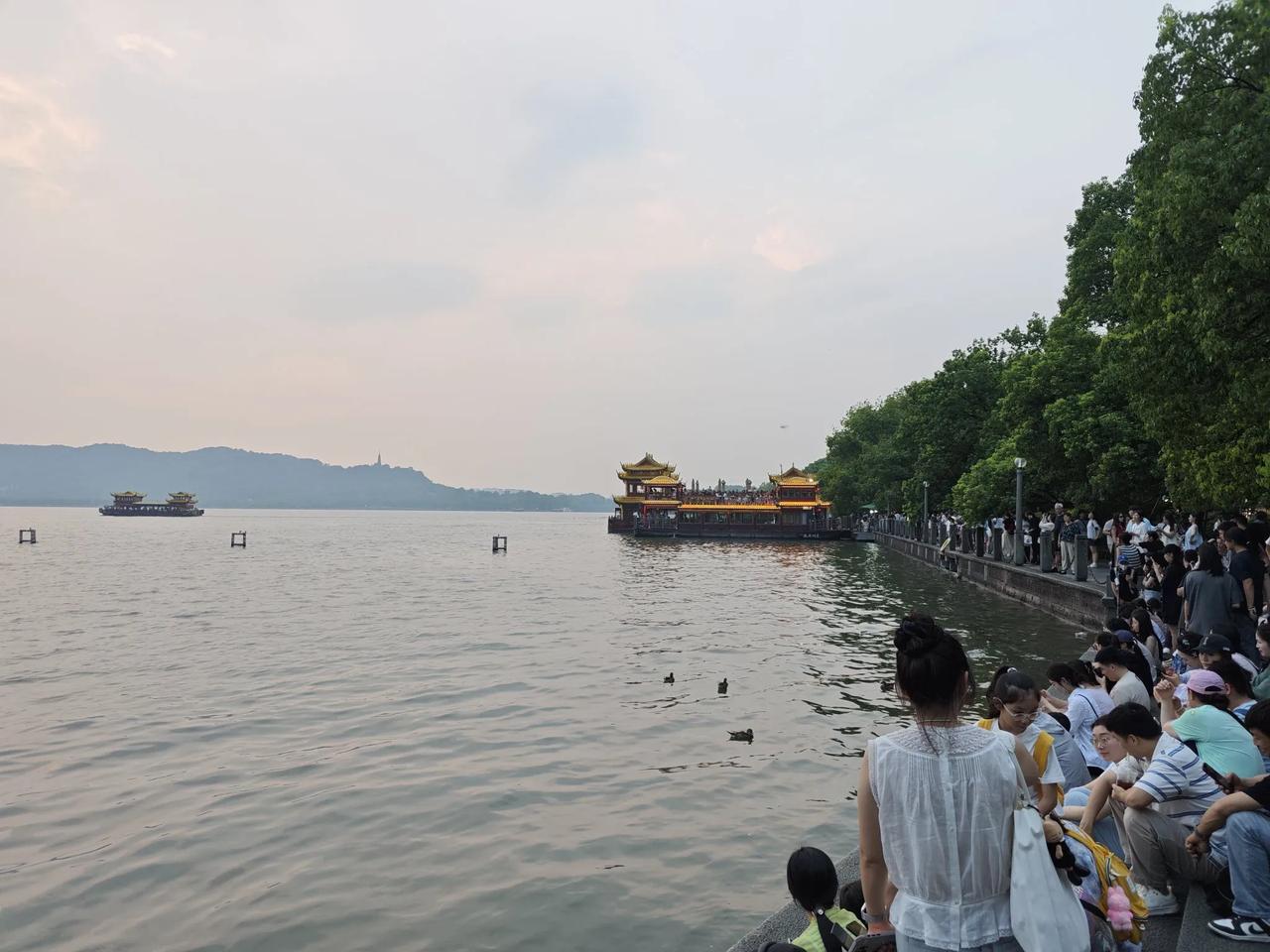 清风徐来，清秋有信。秋日薄暮，慢煮光阴。西湖的夜晚美的让人不可描述，初秋的天气不
