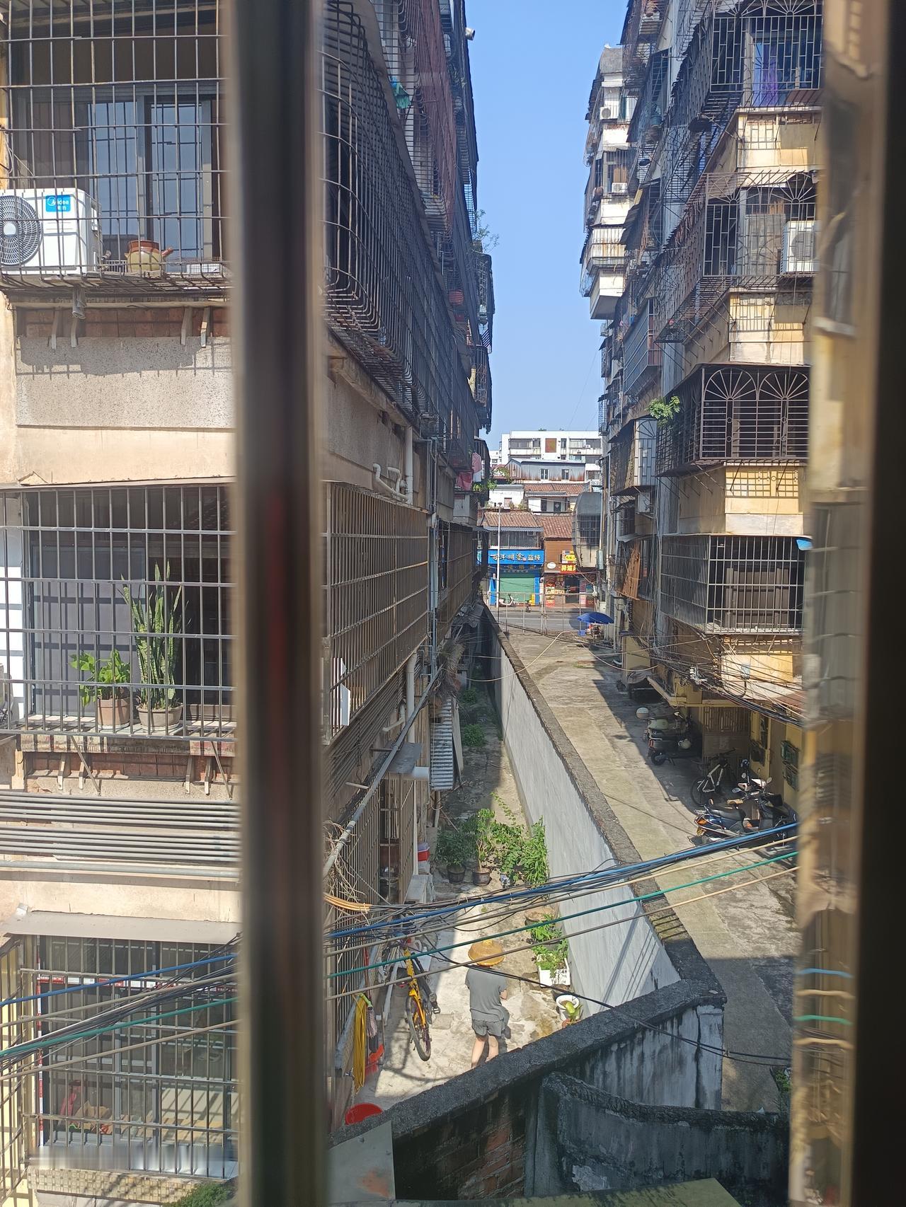 我终于知道了
肇庆是个旅游城市，别墅豪宅很多
却依然有这样的楼房，真的有点不可思